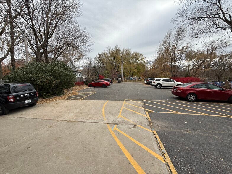 More Photos Of 207 SE Third St, Lee's Summit General Retail For Lease