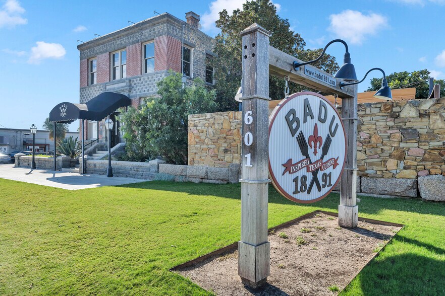 Primary Photo Of 601 Bessemer Ave, Llano Restaurant For Sale