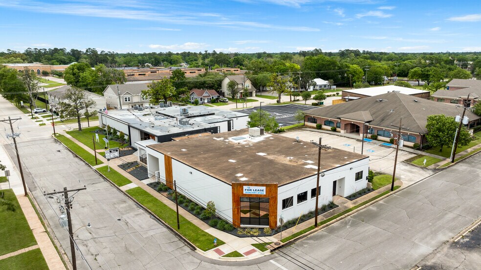 More Photos Of 702 N Thompson St, Conroe Office For Sale