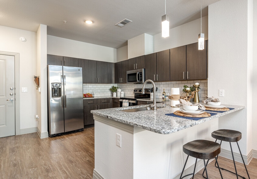 More Photos Of 900 Cinema Dr, Hudson Oaks Apartments For Lease