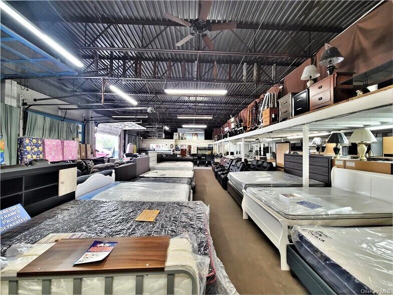 More Photos Of 186 E Broadway, Monticello Service For Sale