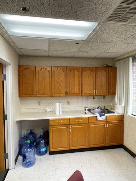 More Photos Of 207 Quaker Ln, West Warwick Office For Lease