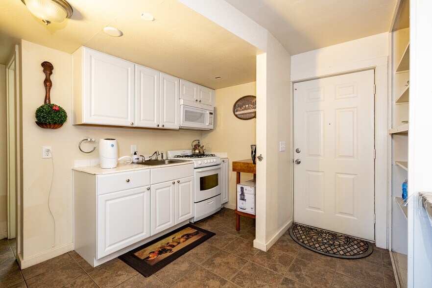 More Photos Of 116 S 1st St, Williams Office For Sale