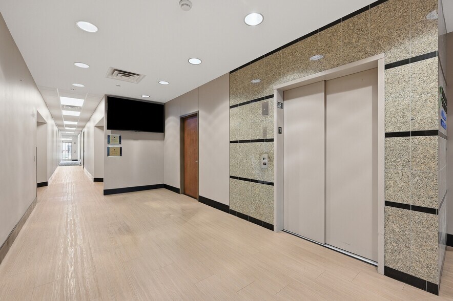 More Photos Of 2401 Ravine Way, Glenview Office For Lease