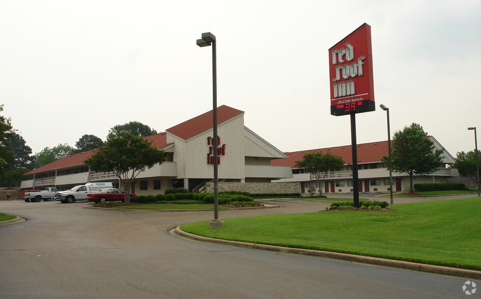 More Photos Of 810 Adcock St, Ridgeland Hotel For Sale