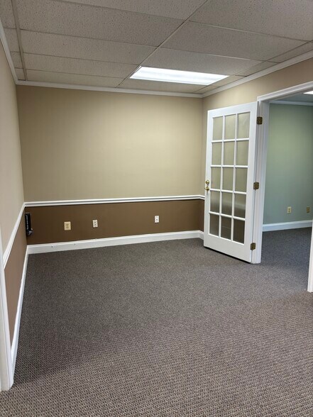 More Photos Of 7002 Evergreen Ct, Annandale Office For Lease