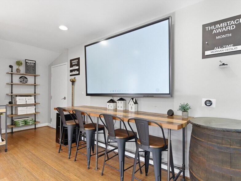 More Photos Of 928 E 11 Mile Rd, Royal Oak Serviced Offices For Lease
