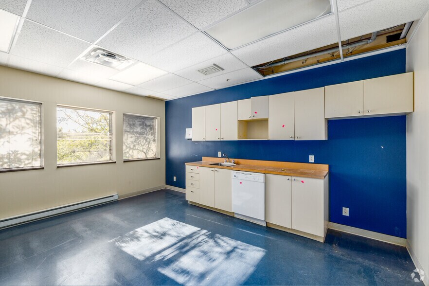 More Photos Of 90 Rue Morgan, Baie-d'Urfé General Retail For Lease