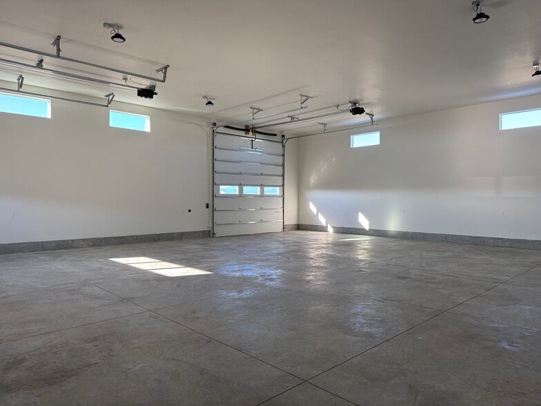 More Photos Of 3141 Bellanca, Hayden Industrial For Lease