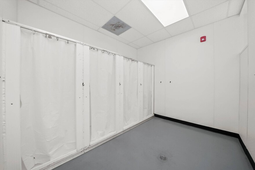 More Photos Of 526 N Western Ave, Chicago Manufacturing For Sale