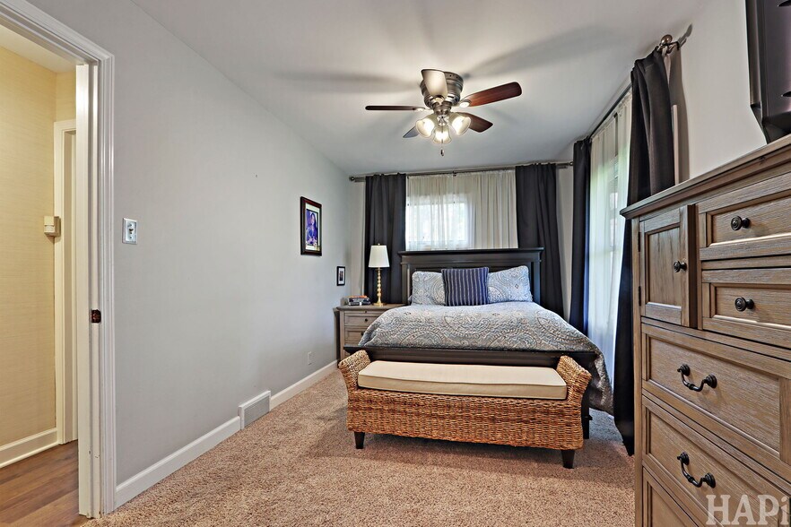 More Photos Of 4403 S Roberts Rd, Island Lake Veterinarian Kennel For Sale