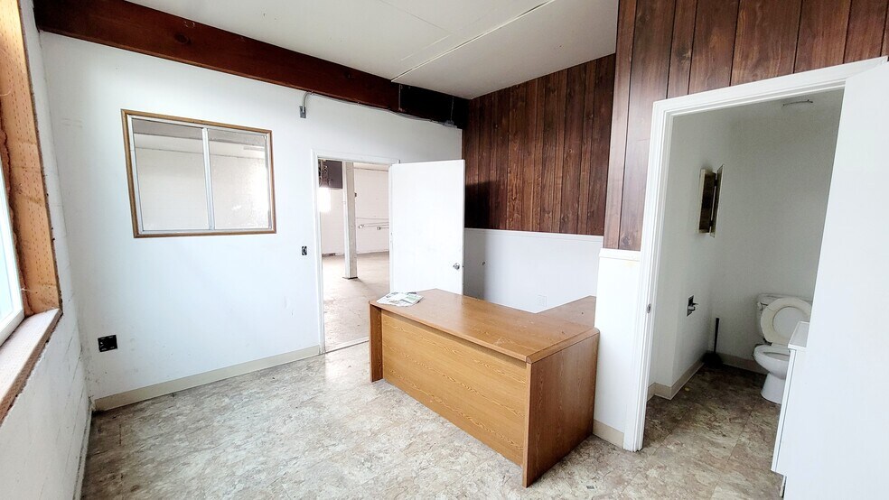 More Photos Of 2060 Warner St NE, Salem Warehouse For Sale