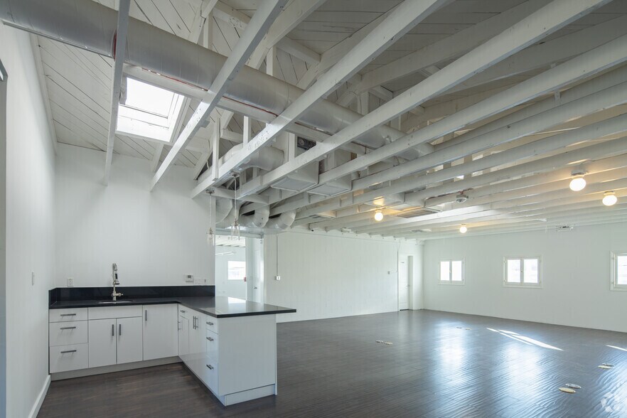 More Photos Of 900 N Western Ave, Los Angeles Showroom For Sale