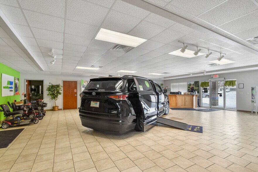 More Photos Of 844 Ontario Rd, Green Bay Showroom For Sale