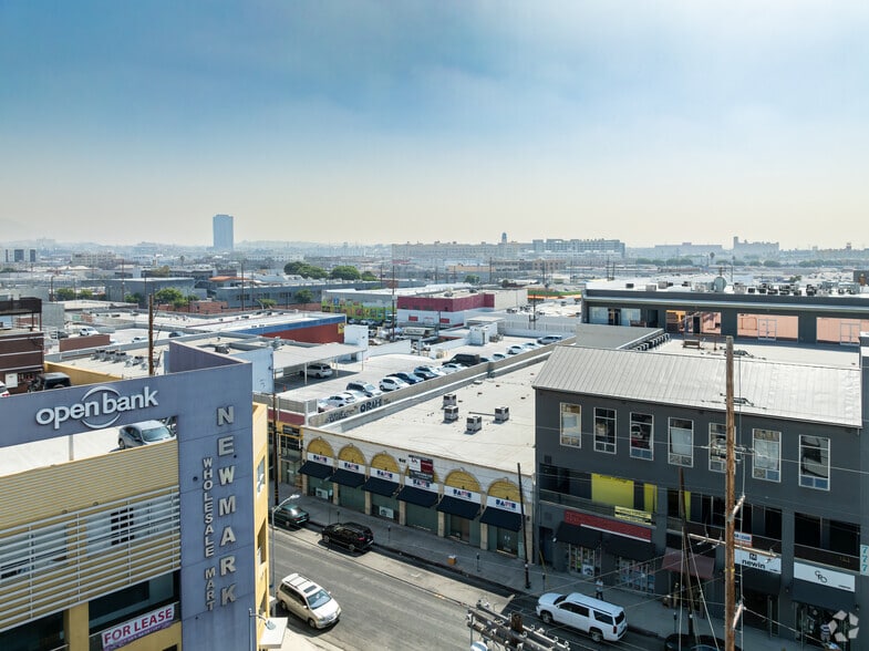 More Photos Of 948 Crocker St, Los Angeles Storefront Retail Office For Lease