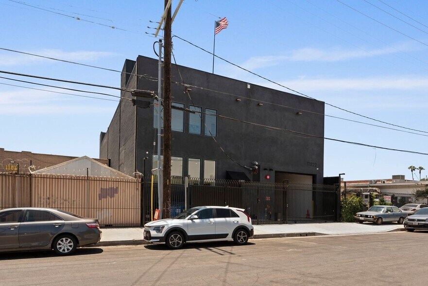 More Photos Of 11822 Vose St, North Hollywood Warehouse For Lease