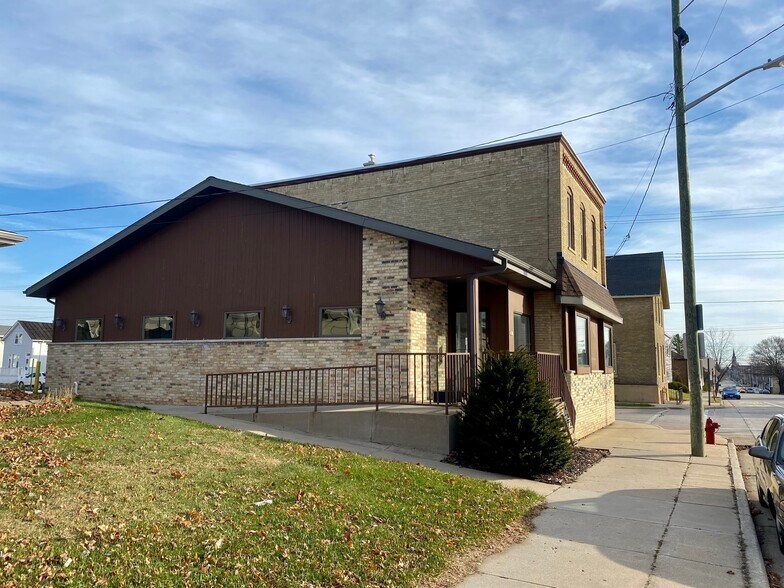 More Photos Of 2102 Marshall St, Manitowoc Flex For Lease