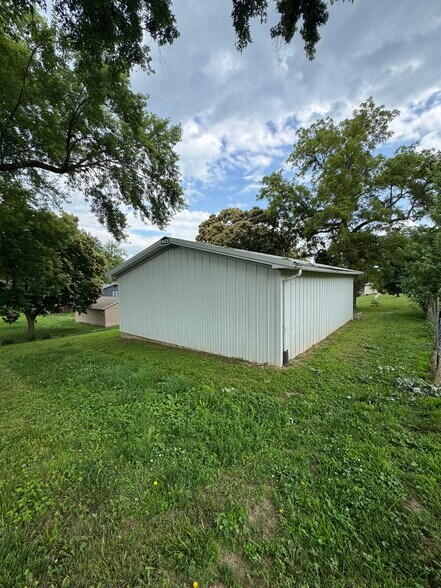 More Photos Of 308 E Davis St, Mound City Self Storage For Sale