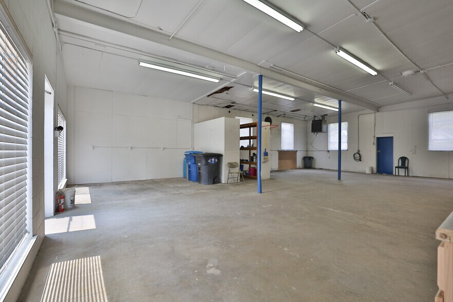 More Photos Of 205 S Old Route 66, Hamel Service For Lease