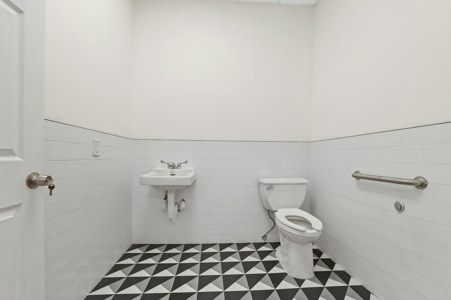 More Photos Of 48 Commerce St, Newark Office For Lease