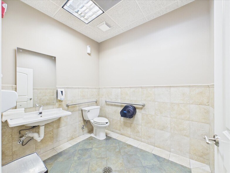 More Photos Of 420 W Northwest Hwy, Barrington Unknown For Lease