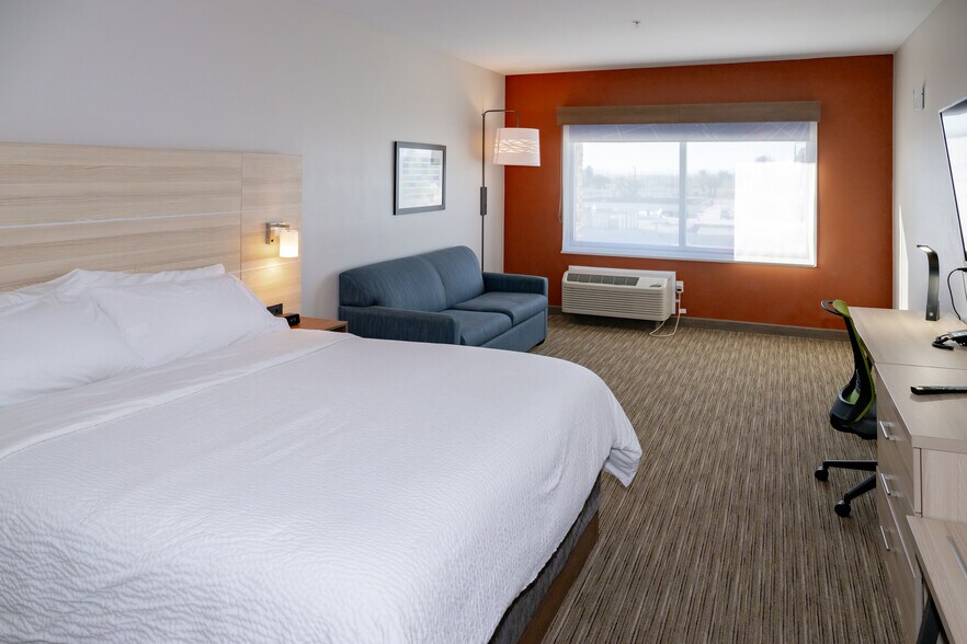 More Photos Of 650 W Wells St, Blythe Hotel For Sale