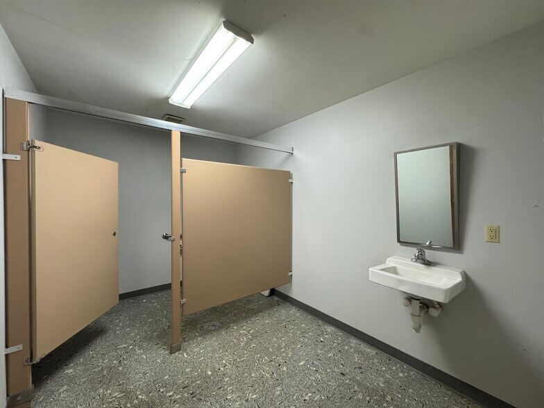 More Photos Of 855 Mitchell Road Ext, Tupelo Flex For Sale