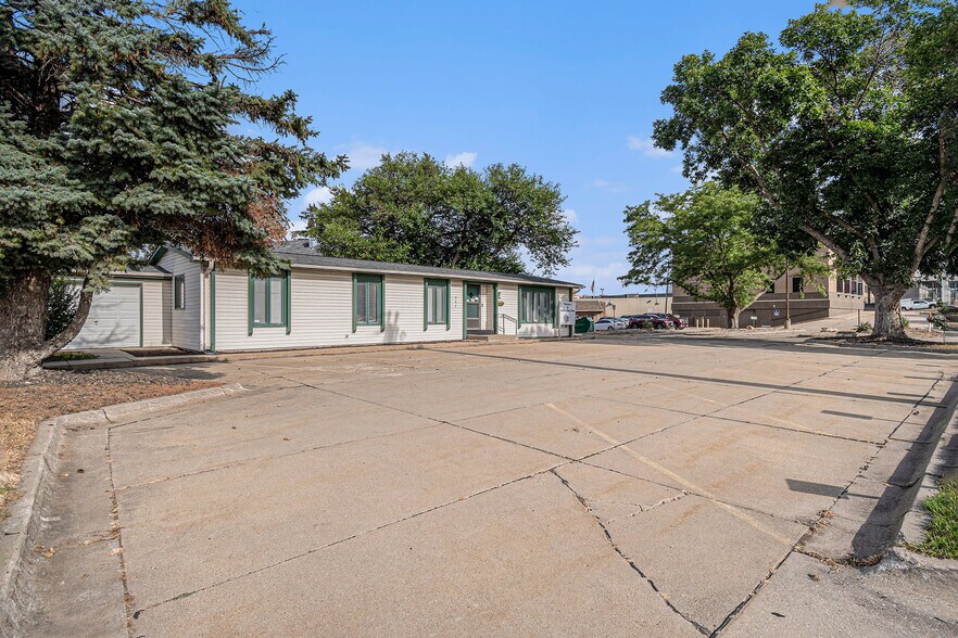 More Photos Of 302 S 74th St, Omaha Office For Sale