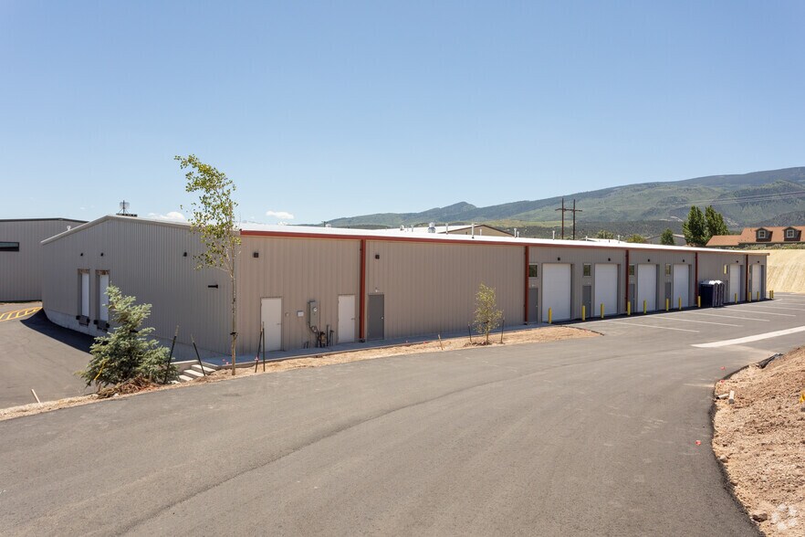 More Photos Of 707 Plane St, Gypsum Warehouse For Lease