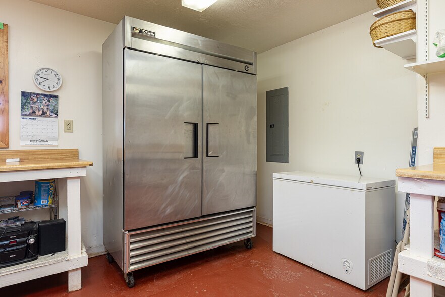More Photos Of 2040 Long Rd Cyn, Kanab Freestanding For Sale