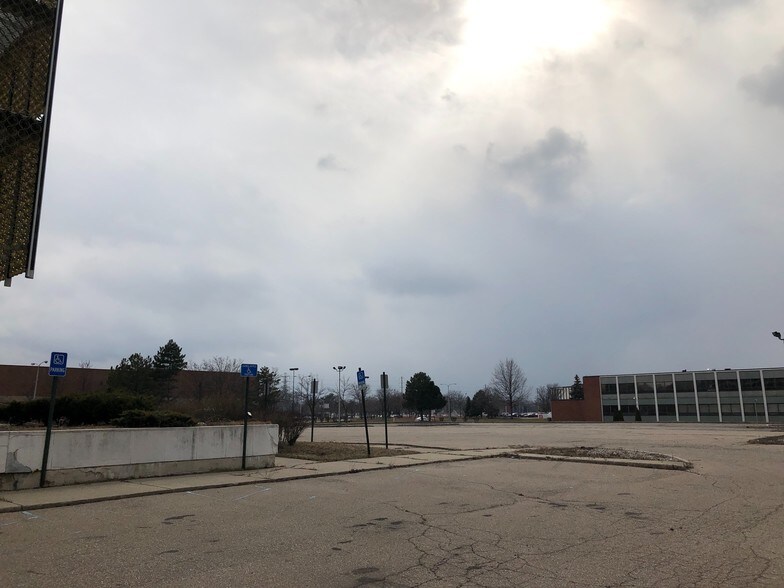 More Photos Of 16000-16200 Northland Dr, Southfield Office For Sale