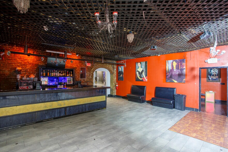 More Photos Of 301-307 W River St, Savannah General Retail For Lease