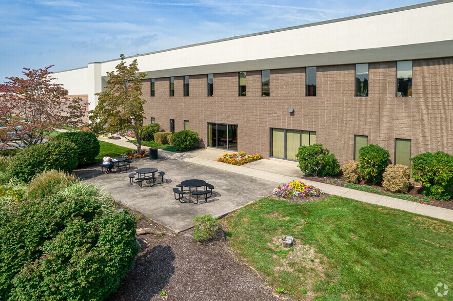 More Photos Of 84 Progress Ln, Waterbury Flex For Lease