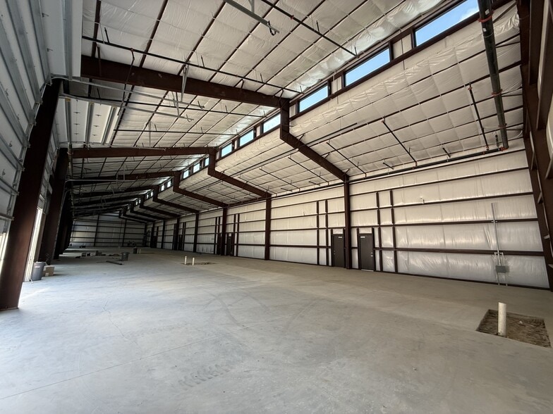 More Photos Of 2007 Airport Rd, Conroe Unknown For Lease