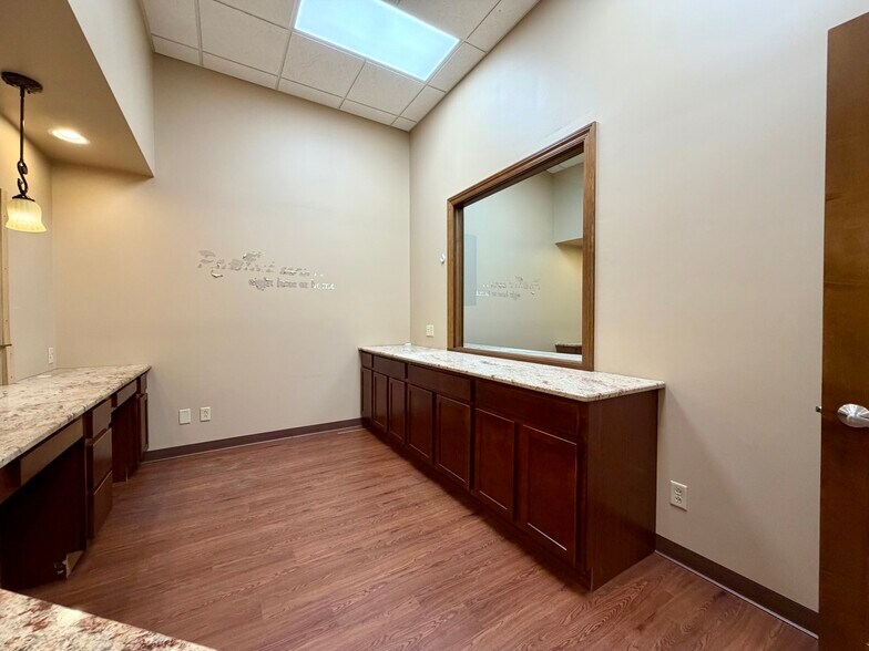 More Photos Of 2127 Midlands Ct, Sycamore Medical For Lease