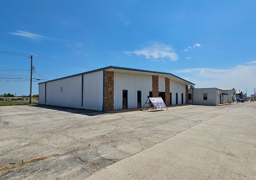More Photos Of 709 S Treadaway Blvd, Abilene Warehouse For Lease