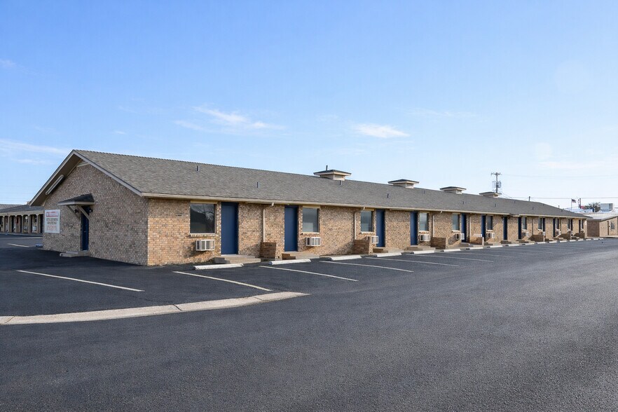 More Photos Of 304 College Ave, Levelland Hotel For Sale