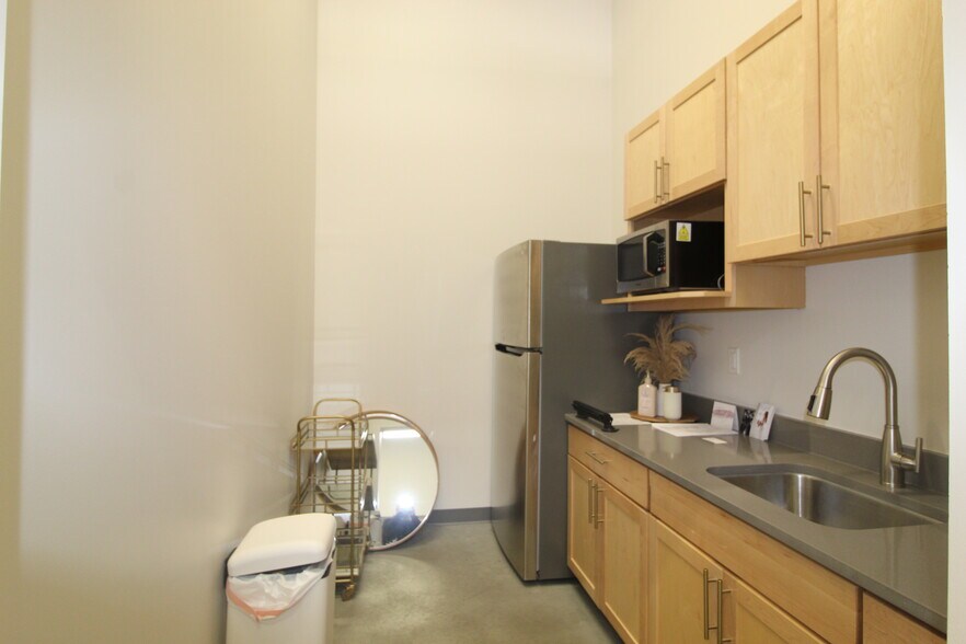 More Photos Of 653 McCorkle Blvd, Westerville Flex For Lease