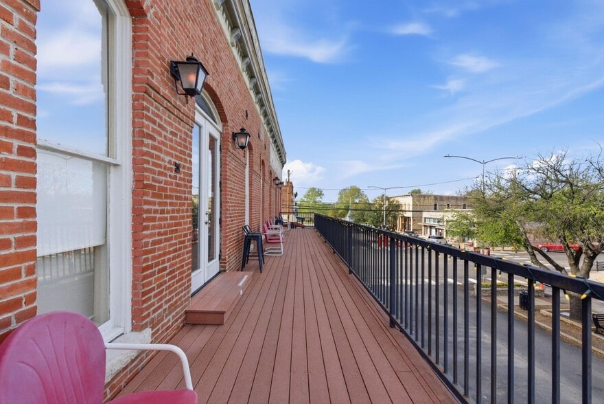 More Photos Of 103 N Pecan St, Hico Hotel For Sale