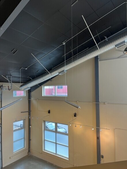 More Photos Of 1770 Airport Way S, Seattle Showroom For Lease