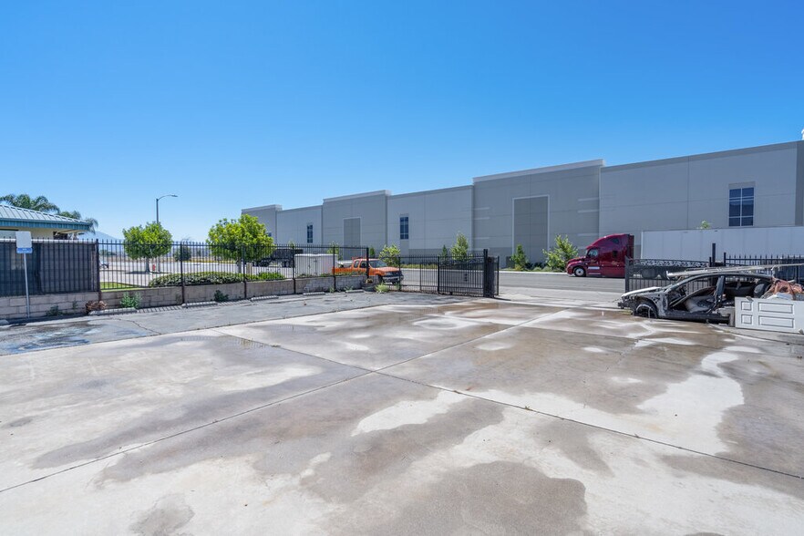 More Photos Of 2436 5th St, Highland Warehouse For Sale