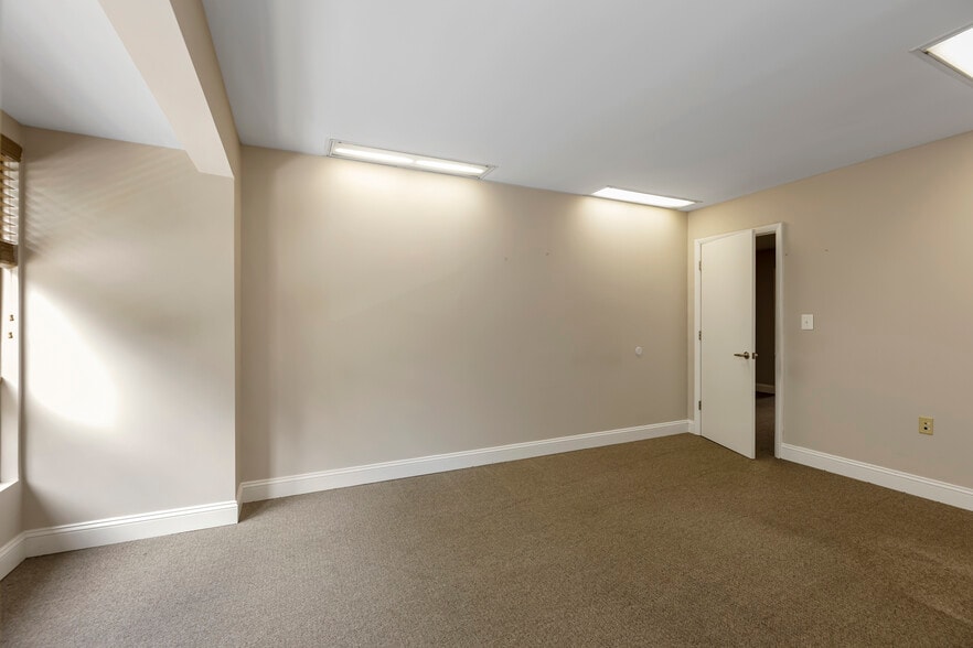 More Photos Of 5885 Allentown Rd, Suitland Office For Lease