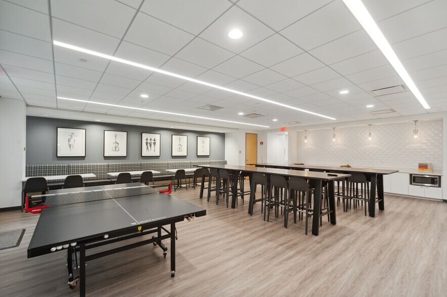 More Photos Of 10 Parkway Blvd N, Deerfield Office For Lease