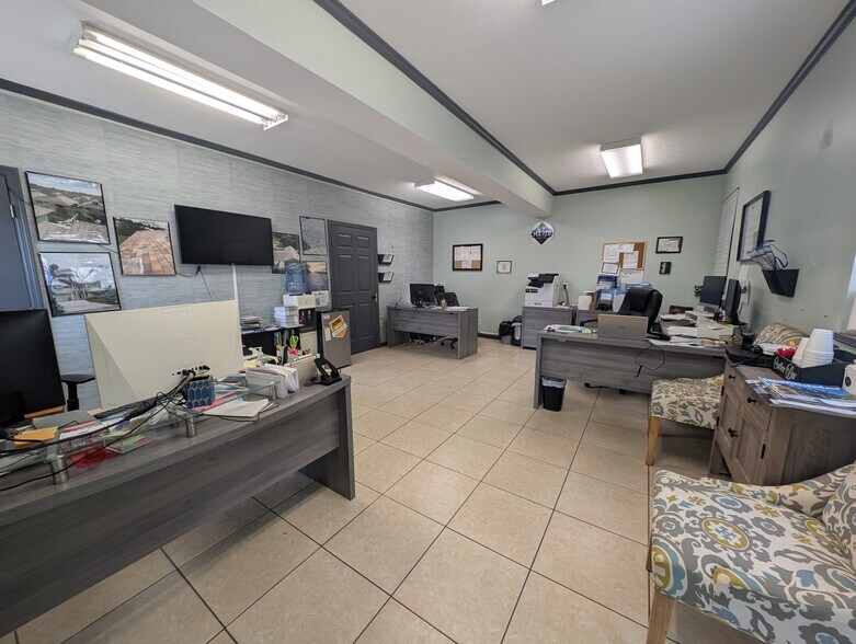 More Photos Of 861 SW Lakehurst Dr, Port Saint Lucie Distribution For Sale