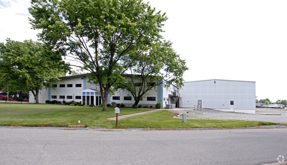 More Photos Of 8433 Erle Rd, Mechanicsville Warehouse For Lease