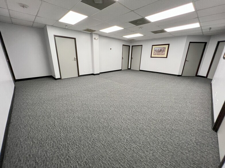 More Photos Of 108 Commercial Cir, Conroe Office Residential For Lease