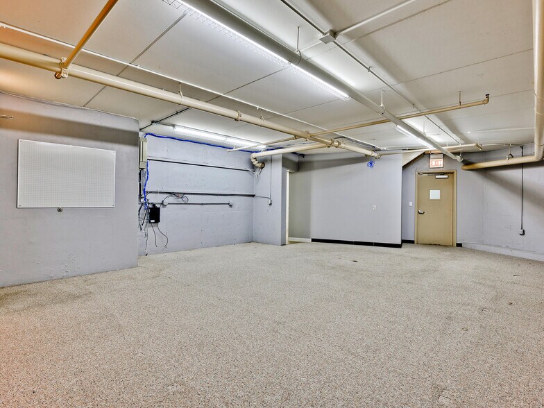 More Photos Of 5582 N Lincoln Ave, Chicago Apartments For Lease