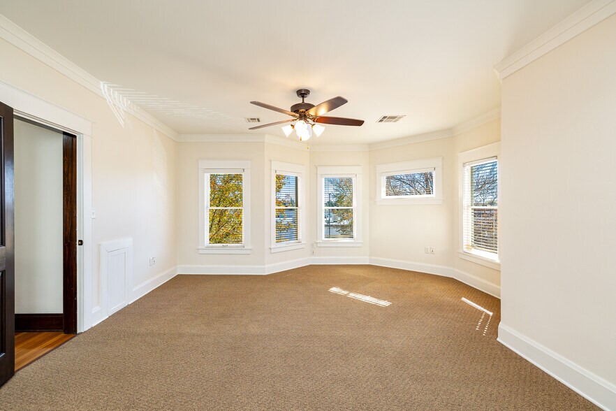 More Photos Of 717 W Riordan Rd, Flagstaff Storefront Retail Office For Sale