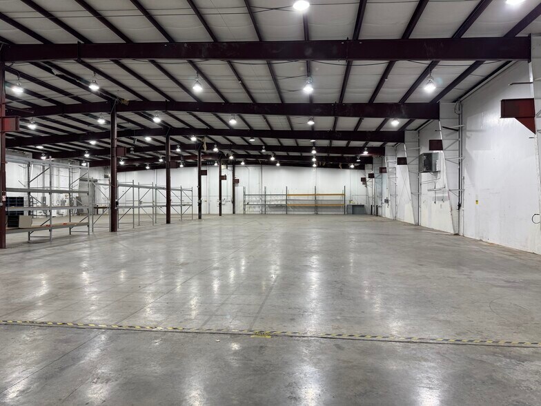 More Photos Of 10511 Fallstone Rd, Houston Warehouse For Lease