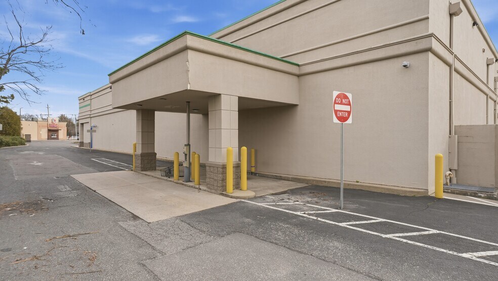 More Photos Of 1968 Veterans Memorial Hwy, Islandia Freestanding For Lease